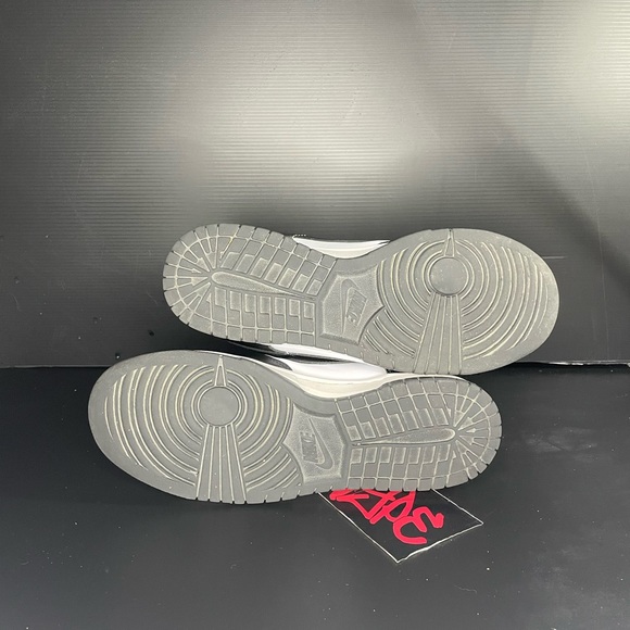 Negotiable Nike dunk low panda 2021 size 8,5 men really good condition - Picture 5 of 5